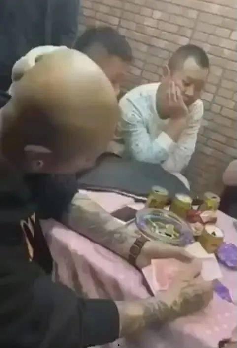 方丈爆料网红是谁啊视频,网红身份大曝光! 第2张 方丈爆料网红是谁啊视频,网红身份大曝光! 第2张